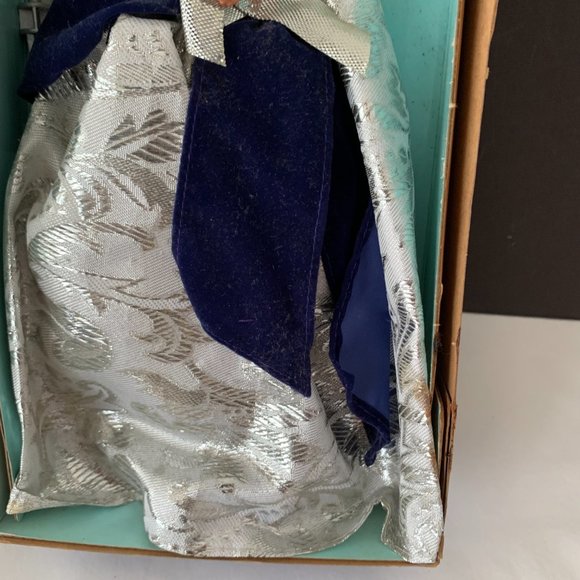 Barbie Winter Velvet Special Edition (Mattel 15571, 1995) - NIB - Picture 4 of 11